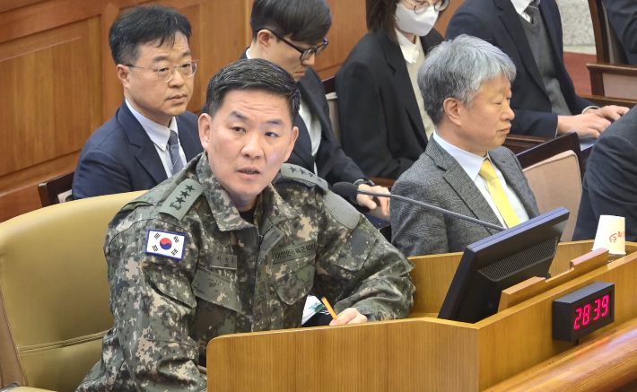 이진우 전 육군 수도방위사령관이 4일 서울 종로구 헌법재판소에서 열린 윤석열 대통령 탄핵심판 5차 변론기일에 증인으로 출석하고 있다. 헌재 제공