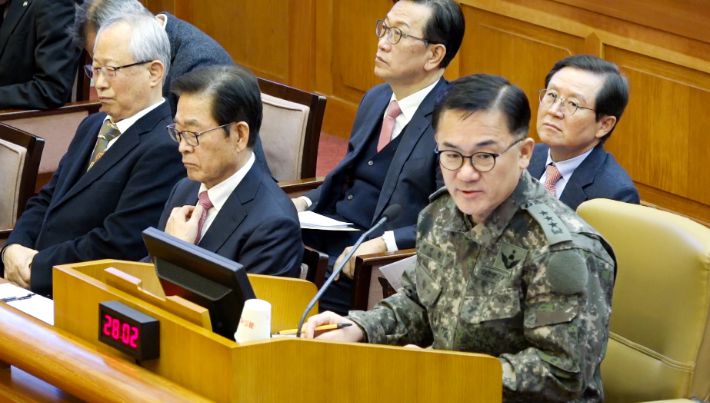 여인형 전 국군방첩사령관이 4일 서울 종로구 헌법재판소에서 열린 윤석열 대통령 탄핵심판 5차 변론기일에 증인으로 출석해 발언하고 있다. 헌법재판소 제공