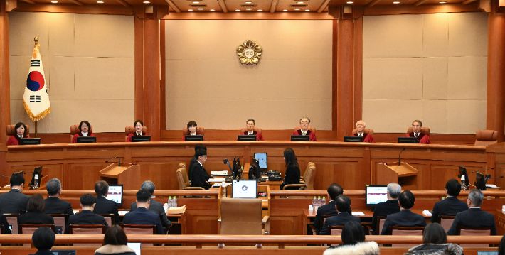 윤 대통령 탄핵심판 5차 변론     (서울=연합뉴스) 4일 서울 종로구 헌법재판소에서 윤석열 대통령 탄핵심판 5차 변론이 열리고 있다. 2025.2.4 [사진공동취재단]     photo@yna.co.kr (끝)   <저작권자(c) 연합뉴스, 무단 전재-재배포, AI 학습 및 활용 금지> 연합뉴스