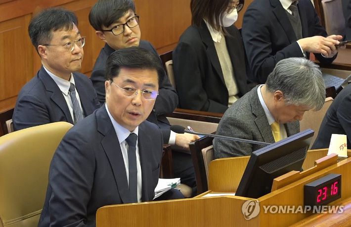 (서울=연합뉴스) 홍장원 전 국가정보원 제1차장이 4일 서울 종로구 헌법재판소에서 열린 윤석열 대통령 탄핵심판 5차 변론기일에 증인으로 출석해 발언하고 있다. 2025.2.4 [헌법재판소 제공. 재판매 및 DB 금지] photo@yna.co.kr 연합뉴스