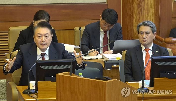 (서울=연합뉴스) 윤석열 대통령이 4일 서울 종로구 헌법재판소에서 열린 본인의 탄핵심판 5차 변론에 피청구인으로 출석해 진술하고 있다. 2025.2.4 [헌법재판소 제공. 재판매 및 DB 금지] photo@yna.co.kr 연합뉴스