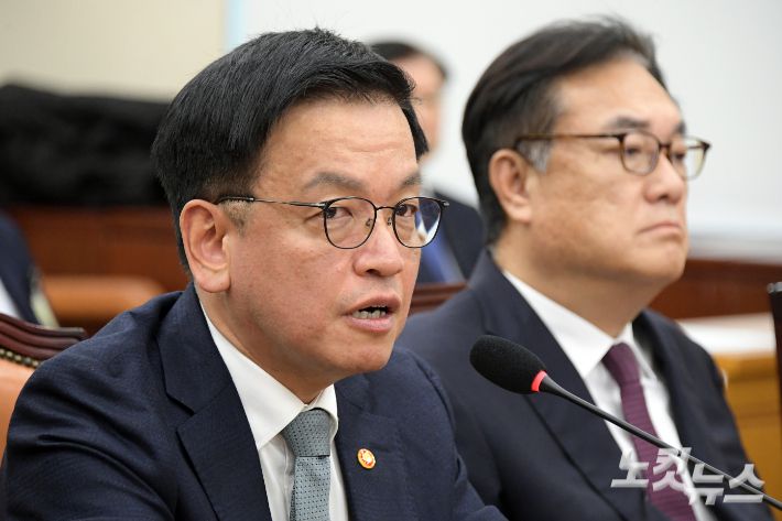 최상목 대통령 권한대행 부총리 겸 기획재정부 장관이 6일 서울 여의도 국회에서 열린 윤석열 정부의 비상계엄 선포를 통한 내란 혐의 진상규명 국정조사 특별위원회 3차 청문회에서 의원 질의에 답변을 하고 있다. 윤창원 기자