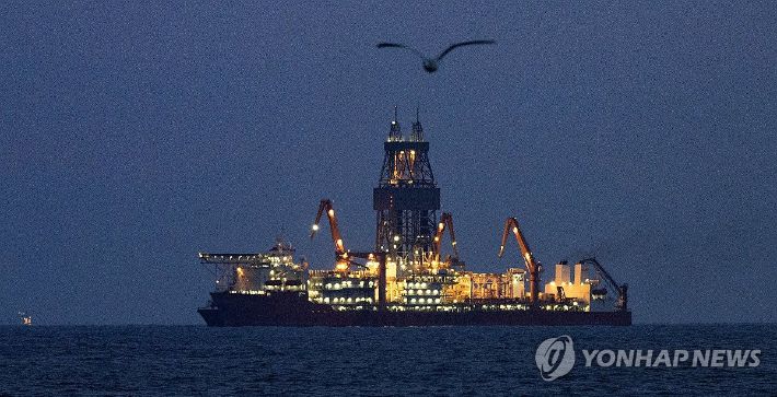 (포항=연합뉴스) 윤관식 기자 = 지난해 12월 30일 오전 경북 포항시 앞바다에 위치한 대왕고래 유망구조에서 웨스트 카펠라호가 탐사 시추 작업을 하고 있다. psik@yna.co.kr 연합뉴스