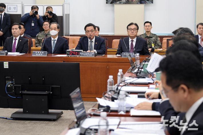 최상목 대통령 권한대행 부총리 겸 기획재정부 장관이 6일 서울 여의도 국회에서 열린 윤석열 정부의 비상계엄 선포를 통한 내란 혐의 진상규명 국정조사 특별위원회 3차 청문회에서 의원 질의에 답변을 하고 있다. 윤창원 기자