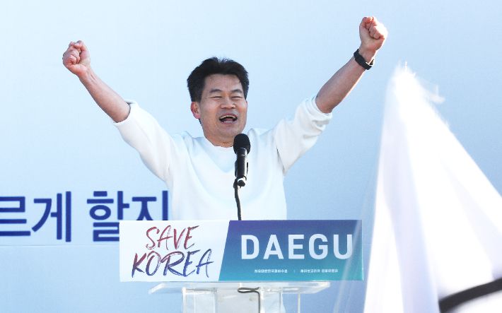 한국사 강사 전한길씨가 8일 오후 동대구역 광장에서 열린 세이브코리아 주최 국가비상기도회에서 발언 전 두 팔을 들어 보이고 있다. 연합뉴스