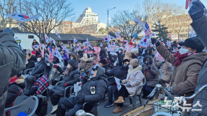 지난 7일 오후 서울 종로구 헌법재판소 인근에서 윤석열 대통령 탄핵을 반대하는 집회가 열리고 있다. 주보배 기자