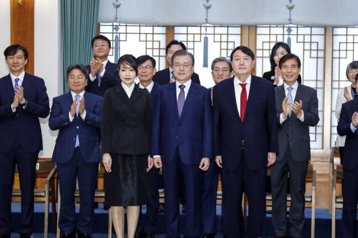 2019년 7월 25일 당시 청와대에서 문재인 대통령과 임명장을 받은 윤석열 신임 검찰총장이 기념촬영 하는 모습. 왼쪽 뒤는 조국 민정수석. 연합뉴스