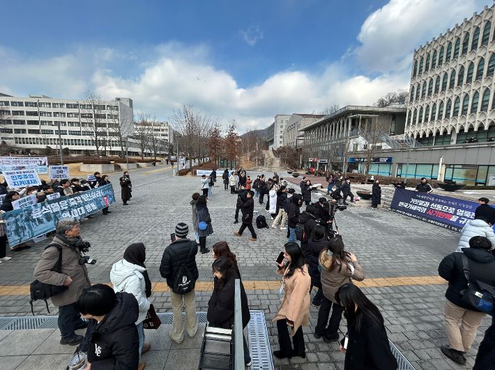 10일 학생회관 앞에서 도로를 사이에 두고 탄핵 찬성과 반대 측 학생들이 대치하고 있다.박인 기자
