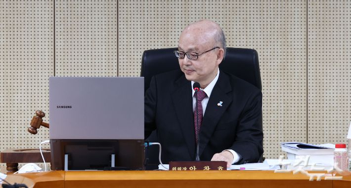 안창호 국가인권위원장이 10일 오후 서울 중구 인권위에서 열린 2차 전원위원회에서 안건을 심의하고 있다. 이날 전원위에는 윤석열 대통령의 탄핵심판 방어권 보장 등의 내용이 담긴 '계엄 선포로 야기된 국가의 위기 극복 대책 권고의 건'이 상정됐다. 류영주 기자