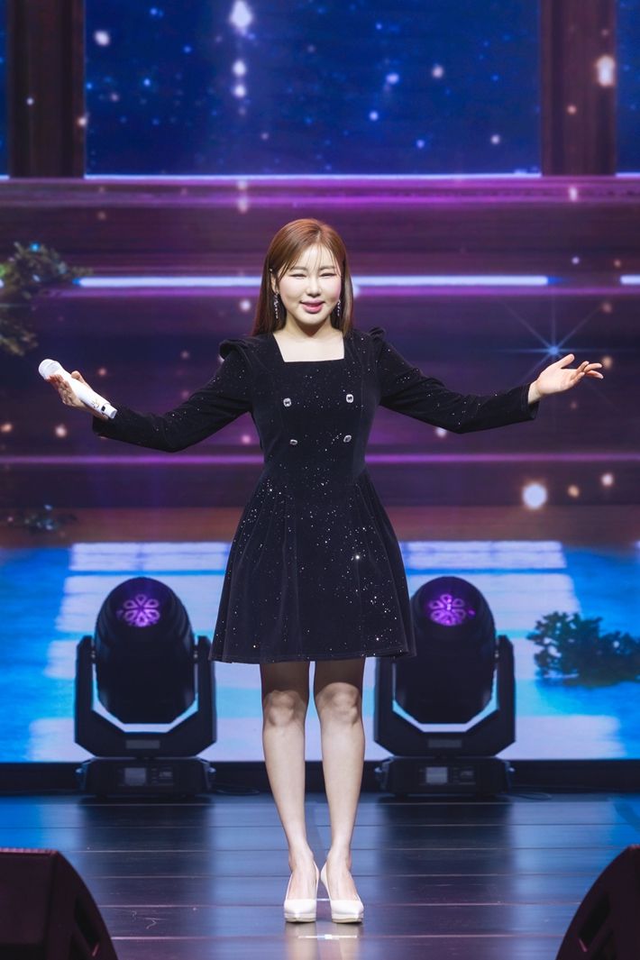 송가인은 이날 쇼케이스에서 팬 송 '평생'을 첫 곡으로 불렀다. 가인달엔터테인먼트 제공