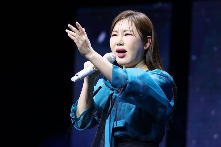 송가인이 타이틀곡 '아사달'을 열창하는 모습. 연합뉴스