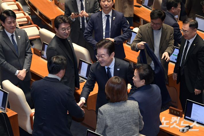 더불어민주당 이재명 대표가 10일 서울 여의도 국회에서 열린 제422회 국회(임시회) 제02차 본회의에서 교섭단체대표연설을 마치고 동료의원들과 인사를 하고 있다. 윤창원 기자