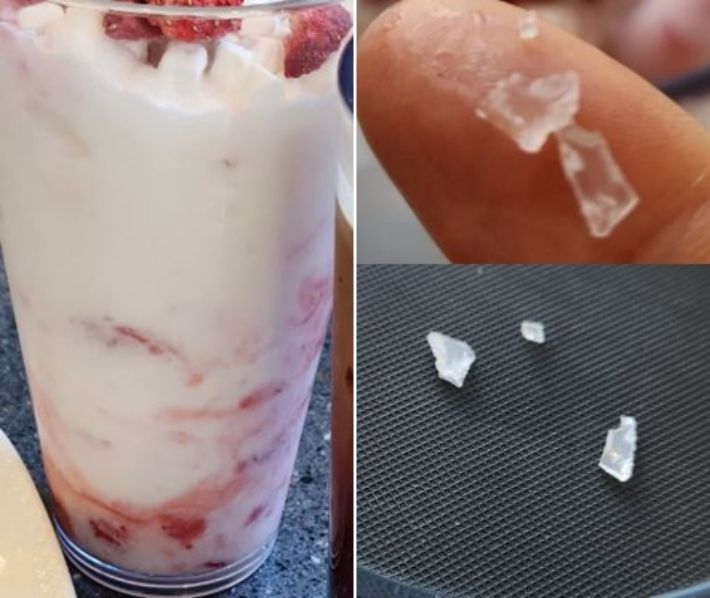 아르바이트생의 실수로 플라스틱 계량 수저가 함께 갈린 스무디 음료를 마셨다는 사연이 전해지며 온라인에서 논란이 일고 있다. 왼쪽은 해당 딸기스무디 음료, 오른쪽은 음료에서 나왔다는 플라스틱 조각. 온라인 커뮤니티 캡처