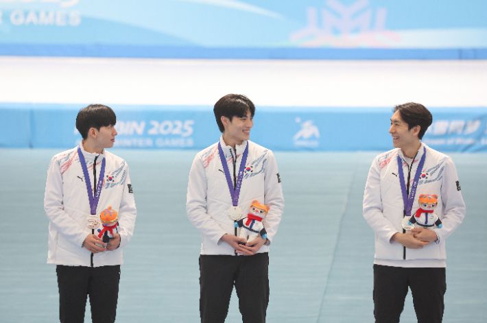 전설이 된 이승훈, 후배들 보며 방긋. 연합뉴스