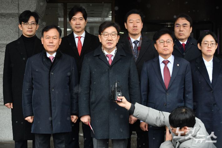 권성동 국민의힘 원내대표를 비롯한 원내지도부가 12일 서울 종로구 헌법재판소에 항의 방문한 후 발언을 하고 잇다. 류영주 기자