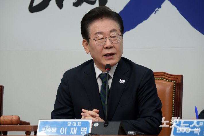 더불어민주당 이재명 대표가 12일 서울 여의도 국회에서 열린 최고위원회의에서 발언을 하고 있다. 윤창원 기자