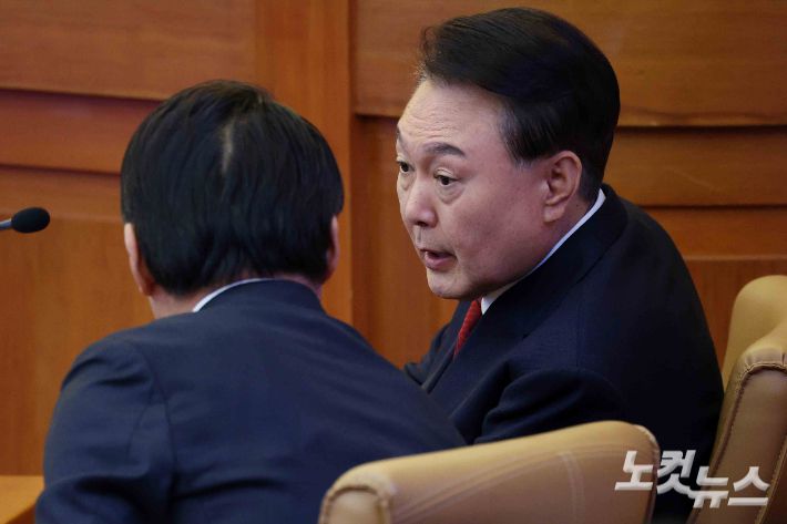 윤석열 대통령이 11일 서울 종로구 헌법재판소에서 열린 탄핵심판 7차 변론기일에 출석해 변호인과 대화하고 있다. 사진공동취재단