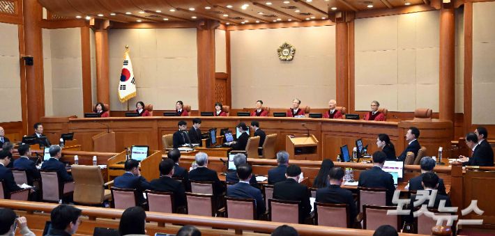 윤석열 대통령이 13일 서울 종로구 헌법재판소에서 열린 윤석열 대통령 탄핵심판 8차 변론에 출석해 변론을 기다리고 있다. 사진공동취재단