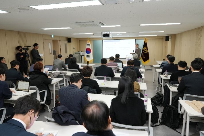 한국세무사회 구재이 회장이 14일 서울 서초동 한국세무사회관에서 기자회견을 하고 있다. 한국세무사회 제공