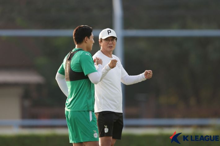 황선홍 감독과 대화 중인 주민규. 한국프로축구연맹