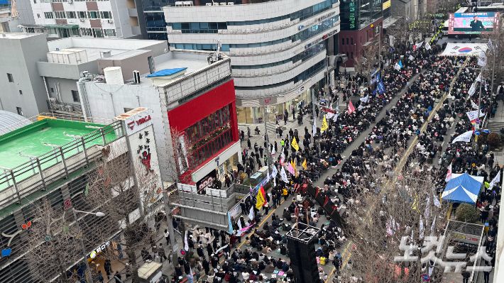 15일 오후 광주 동구 금남로 전일빌딩245 앞에 윤석열 대통령 탄핵을 촉구하는 시민들이 모여있다. 김수진 기자