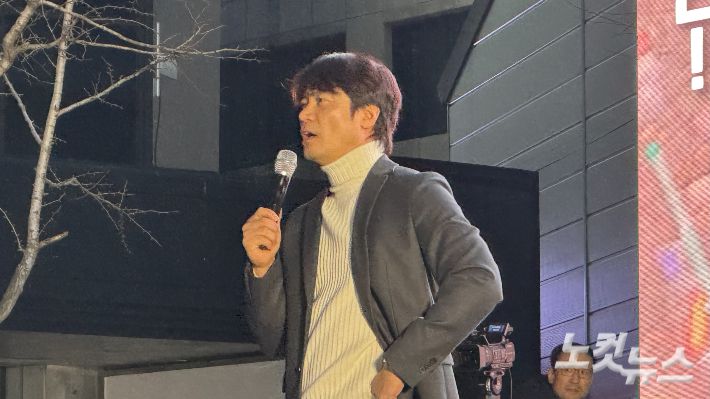 15일 오후 광주 동구 금남로에서 유명 한국사 강사 황현필씨가 윤석열 대통령 탄핵 촉구 집회에 참석해 윤 대통령 지지 집회를 규탄하고 있다. 김수진 기자