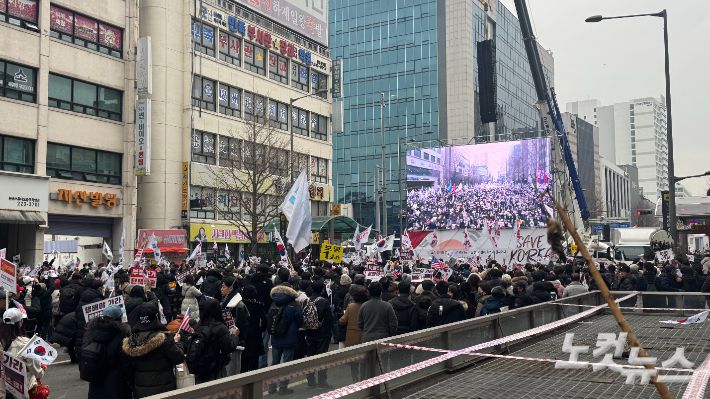 15일 오후 광주 동구 금남로 5·18민주화운동 기록관 앞에 윤석열 대통령을 지지하고 탄핵을 반대하는 시민 수만 명이 모여 집회에 참석했다. 김수진 기자