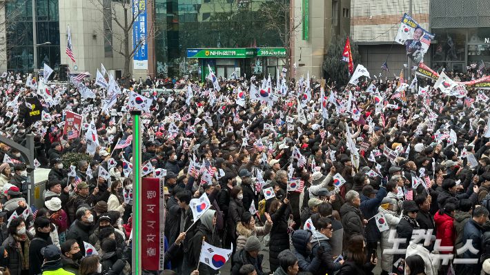 15일 오후 광주 동구 금남로 5·18민주화운동 기록관 앞에 윤석열 대통령을 지지하고 탄핵을 반대하는 시민들이 모여 집회에 참석했다. 김수진 기자