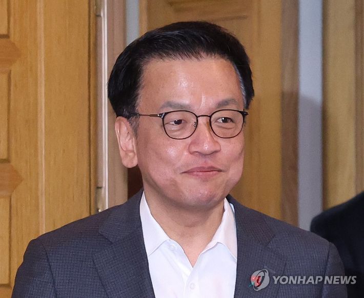 (서울=연합뉴스)  최상목 대통령 권한대행 부총리 겸 기획재정부 장관이 24일 정부서울청사에서 미국 트럼프 정부 정책 동향 점검 및 대응방향 논의를 위해 열린 '대외경제현안 간담회'에 참석하고 있다. 2025.1.24 [대통령실통신사진기자단] hihong@yna.co.kr 연합뉴스