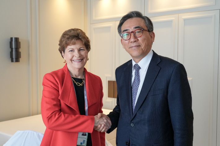 조태열 장관과 진 섀힌 상원 외교위 간사. 외교부 제공