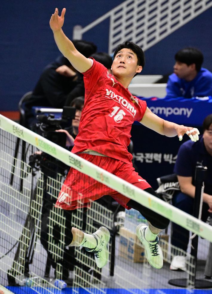 남자 프로배구 한국전력의 김동영이 16일 수원체육관에서 열린 도드람 2024-2025 V리그 OK저축은행과 경기에서 스파이크를 시도하고 있다. 한국배구연맹