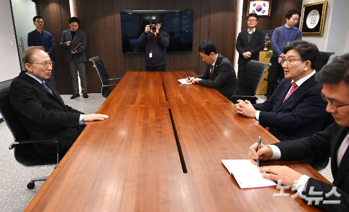 권성동 국민의힘 원내대표가 17일 오전 서울 서초구 이명박재단 사무실을 찾아 이명박 전 대통령을 예방하고 있다. 류영주 기자