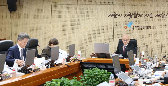 안창호 국가인권위원장이 10일 오후 서울 중구 인권위에서 열린 2차 전원위원회에서 안건을 심의하고 있다. 류영주 기자