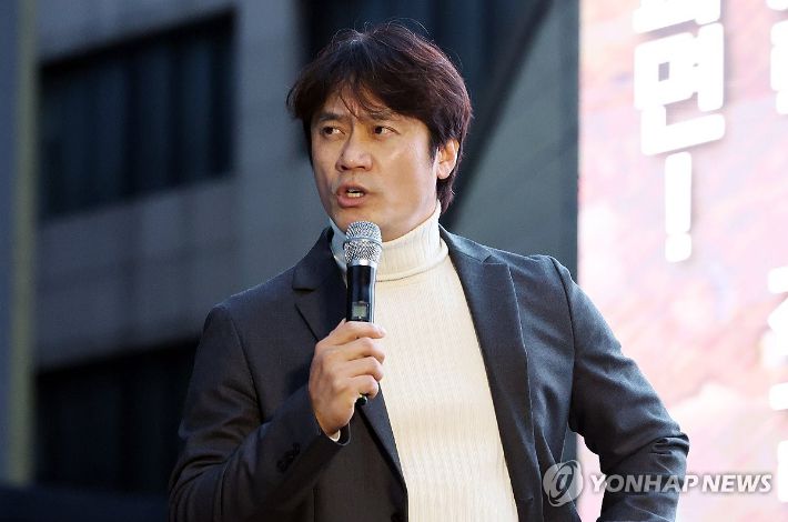 (광주=연합뉴스) 천정인 기자 = 15일 오후 광주 동구 금남로에서 열린 윤석열 대통령 탄핵을 촉구하는 '광주시민총궐기대회'에서 유명 한국사 강사 황현필 씨가 발언하고 있다. 2025.2.15 iny@yna.co.kr 연합뉴스