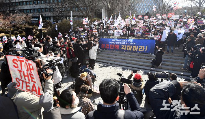 17일 오전 서울 관악구 서울대 아크로폴리스 광장에서 자유민주주의를 수호하는 서울대인 주최로 열린 '탄핵반대 시국선언' 에서 '불법탄핵 각하하라' 손피켓을 들고 있다. 황진환 기자