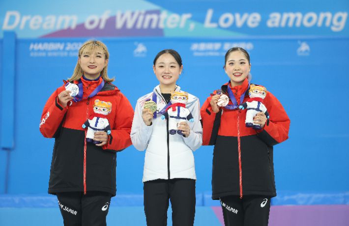 피겨 김채연이 13일 중국 하얼빈 헤이룽장 빙상훈련센터 다목적홀에서 열린 하얼빈 동계아시안게임 피겨 여자 싱글에서 금메달을 획득한 뒤 메달을 들고 기념촬영하고 있다. 왼쪽은 은메달을 획득한 일본 사카모토 가오리, 오른쪽은 동메달을 획득한 일본의 요시다 하나. 연합뉴스