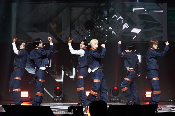 온앤오프가 타이틀곡 '더 스트레인저' 무대를 하는 모습. RBW, WM엔터테인먼트 제공