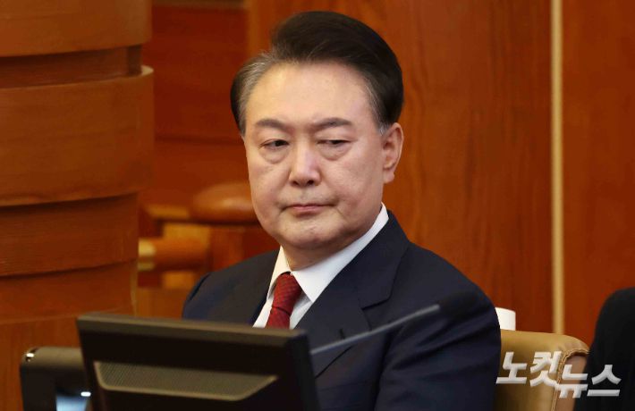 윤석열 대통령이 13일 서울 종로구 헌법재판소에서 열린 '윤석열 대통령 탄핵심판 8차 변론'에 출석하고 있다. 사진공동취재단