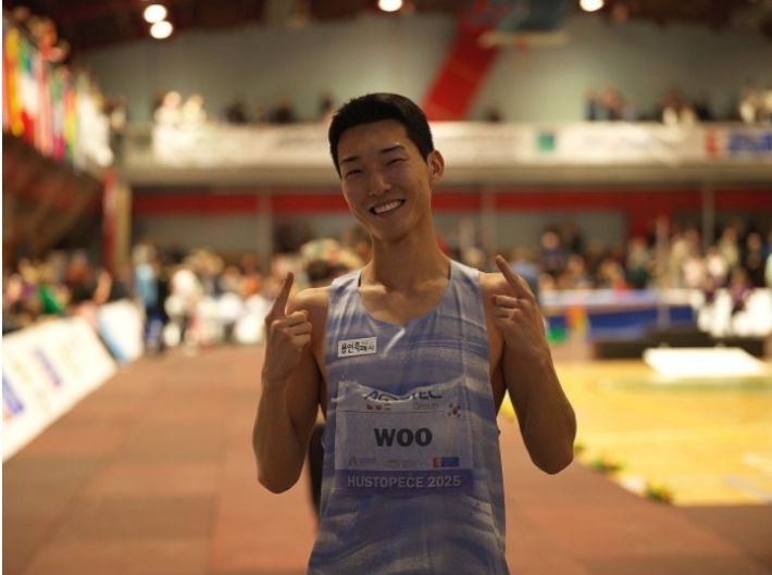 우상혁이 지난 9일(한국시간) 체코 후스토페체 스포츠홀에서 열린 2025 세계육상연맹 인도어투어 실버 후스토페체 높이뛰기 대회에서 우승한 뒤, 기념 촬영을 하고 있다. 경기도 용인시청 육상팀 제공