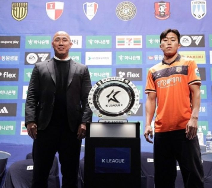 19일 서울 마포구 누리꿈스퀘어에서 열린 K리그2 2025 개막 미디어데이에서 차두리 화성 FC 감독(사진 왼쪽)과 우제욱이 포즈를 취하고 있다. 연합뉴스