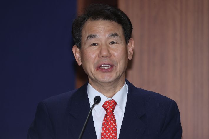 정은보 한국거래소 이사장이 11일 서울 여의도 한국거래소에서 열린 한국거래소 이사장 2025년 신년 기자간담회에서 인사말을 하고 있다. 연합뉴스