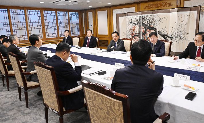 최상목 대통령 권한대행 부총리 겸 기획재정부 장관이 21일 정부서울청사에서 대외경제 현안 간담회를 하고 있다. 연합뉴스