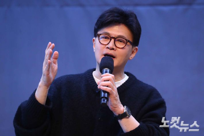 한동훈 전 국민의힘 대표가 5일 서울 마포구 청년문화공간JU에서 자신의 저서 '국민이 먼저입니다' 발간 기념 북콘서트를 갖고 발언하고 있다. 박종민 기자