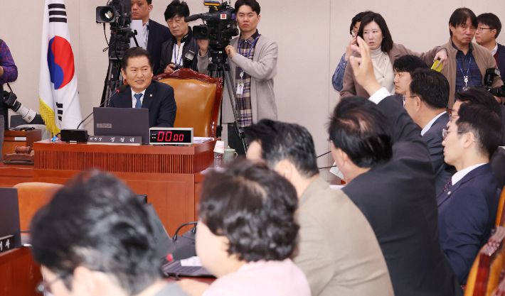 12일 서울 여의도 국회에서 열린 법제사법위원회 전체회의에서 더불어민주당 소속 정청래 위원장이 여당 의원들을 바라보며 대화하고 있다. 연합뉴스