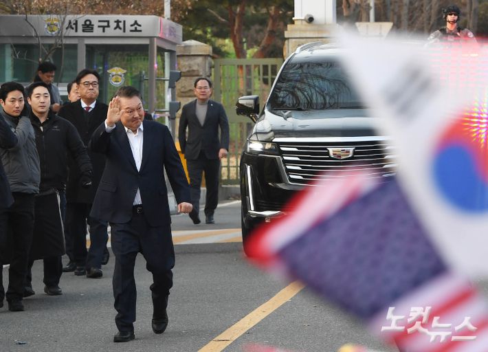 법원의 구속 취소 결정에 검찰이 항고를 포기하면서 석방된 윤석열 대통령이 8일 오후 경기 의왕 서울구치소에서 나와 지지자들에게 인사를 하고 있다. 의왕=황진환 기자