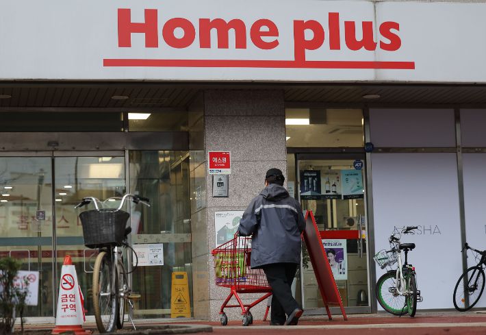 최근 홈플러스의 기업회생절차(법정관리) 신청으로 임직원 및 협력업체에 대한 피해가 우려되는 가운데 16일 서울의 한 홈플러스 매장 앞으로 시민들이 걸어가고 있다. 연합뉴스