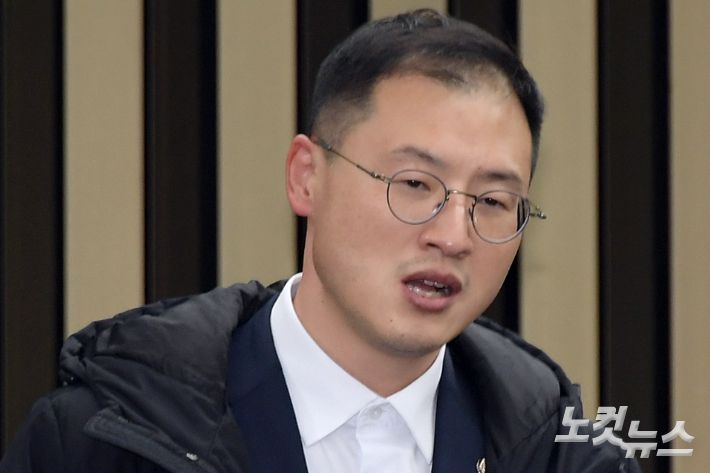 국민의힘 김상욱 의원이 16일 서울 여의도 국회에서 열린 비상 의원총회에 참석하고 있다. 윤창원 기자