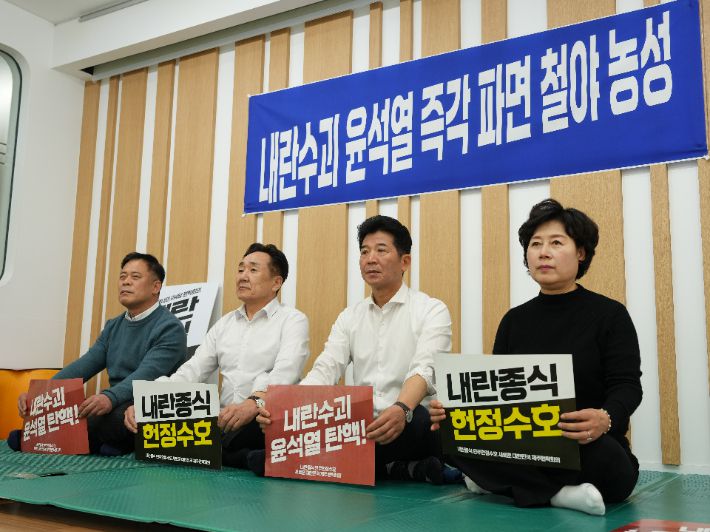 민주당 제주도의원들이 지난 13일부터 도의회 1층 로비에서 윤석열 파면을 촉구하며 철야농성을 벌이고 있다. 제주도의회 제공