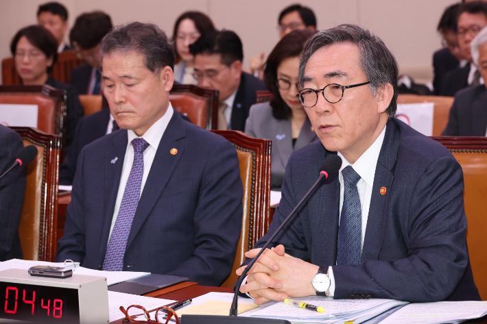 지난 11일 서울 여의도 국회에서 열린 외교통일위원회 전체회의에서 조태열 외교부 장관이 의원 질의에 답변하는 모습. 연합뉴스