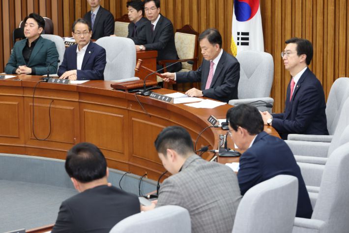 지난 11일 국회 정무위원회 전체회의에서 '홈플러스·MBK 파트너스 사태에 대한 긴급 현안질의 관련 증인등 출석요구의 건'이 통과되는 모습. 연합뉴스